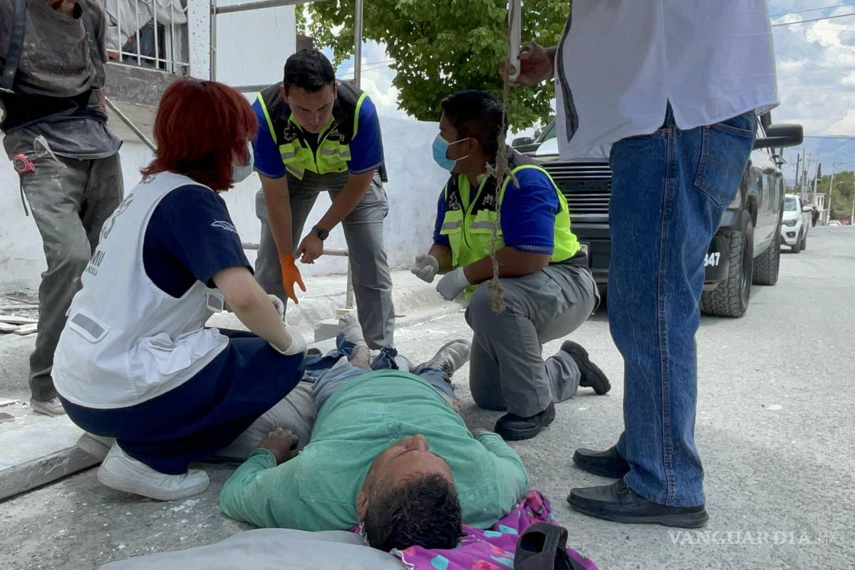 Cae trabajador de andamio en Saltillo; conmueve a niña que rezaba por su vida
