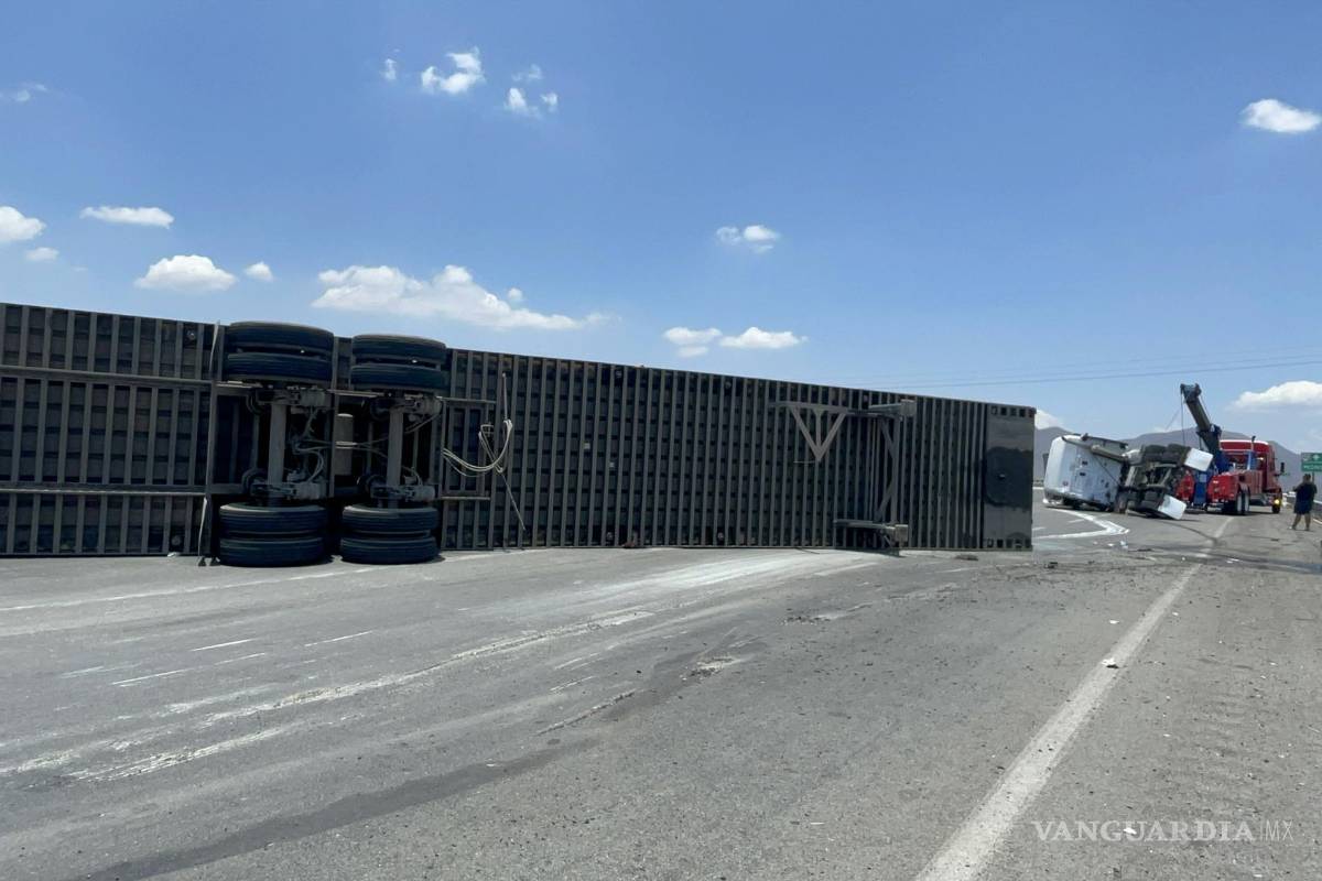 Tráiler provoca caos en Ojo Caliente; termina atravesado tras derrapar