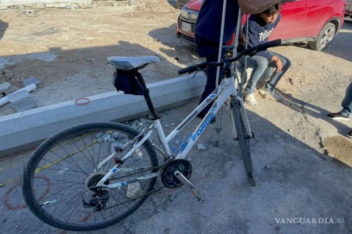 $!Erick “N” transitaba por la ciclovía cuando un vehículo invadió su carril y lo derribó.