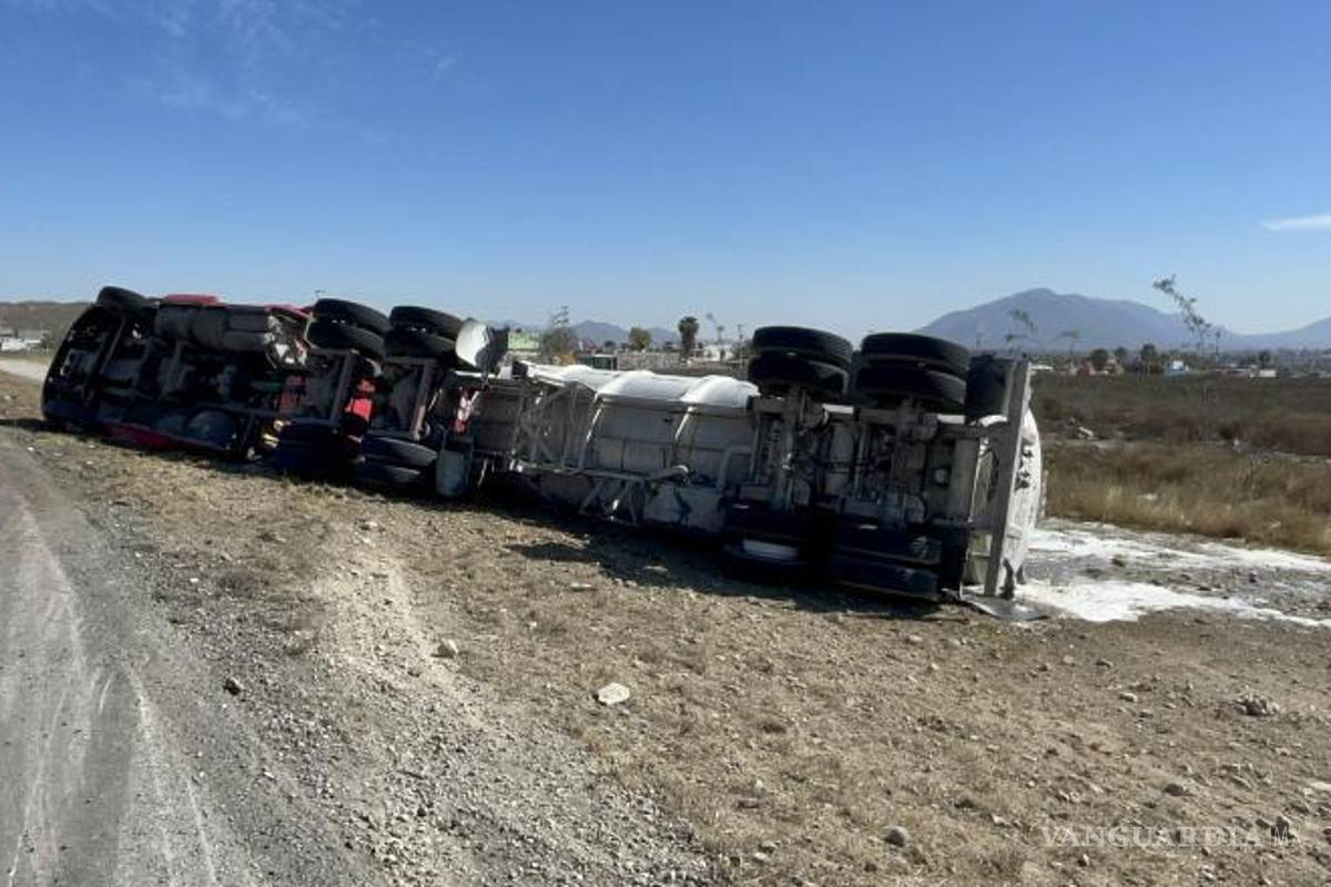 $!La vialidad en el libramiento Norponiente fue cerrada temporalmente debido a las maniobras de retiro de la pipa.
