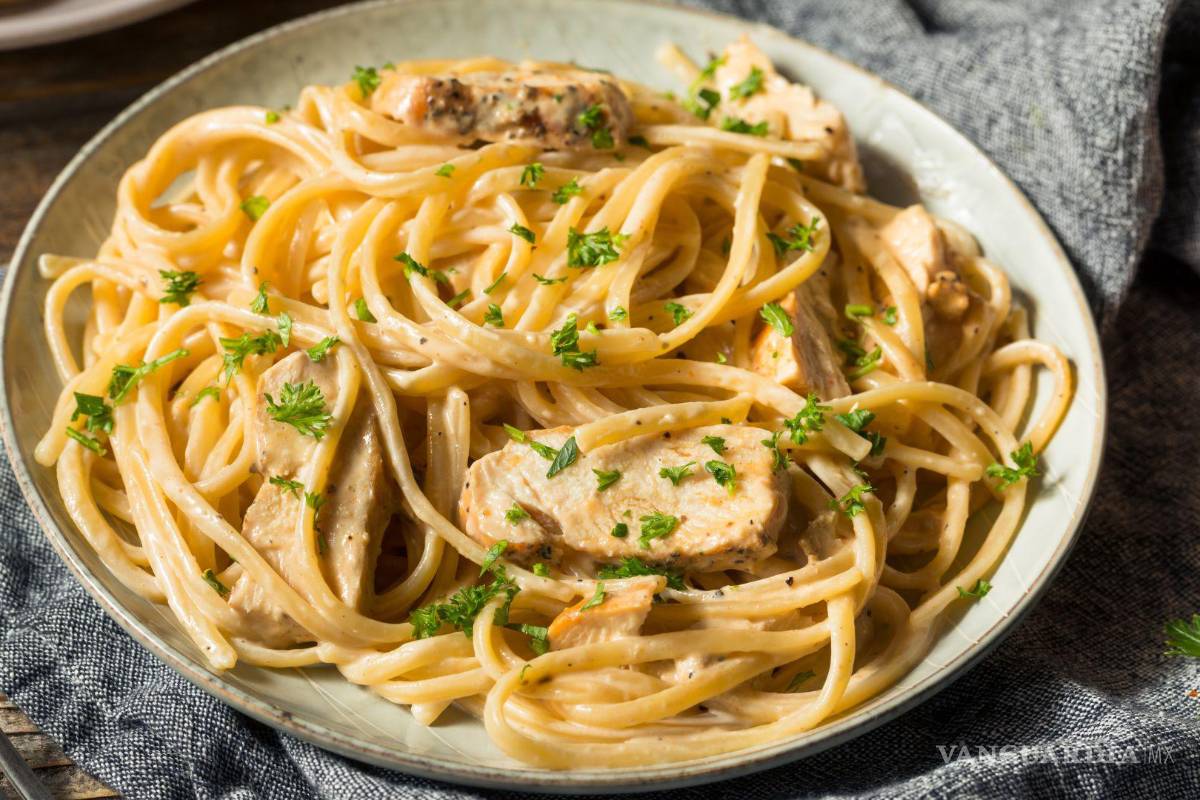 $!Pasta Alfredo con pollo, un platillo cremoso y sofisticado.