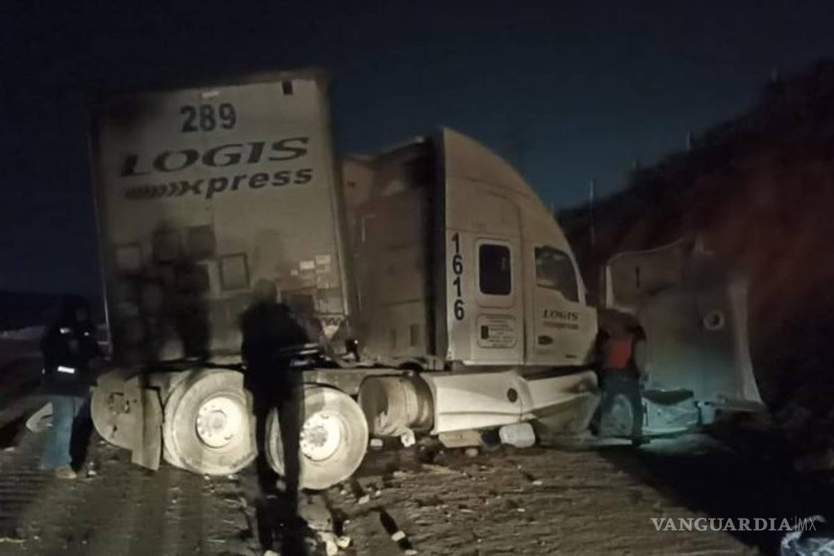 $!La cabina del tractocamión quedó gravemente dañada, pero no se reportaron víctimas fatales.
