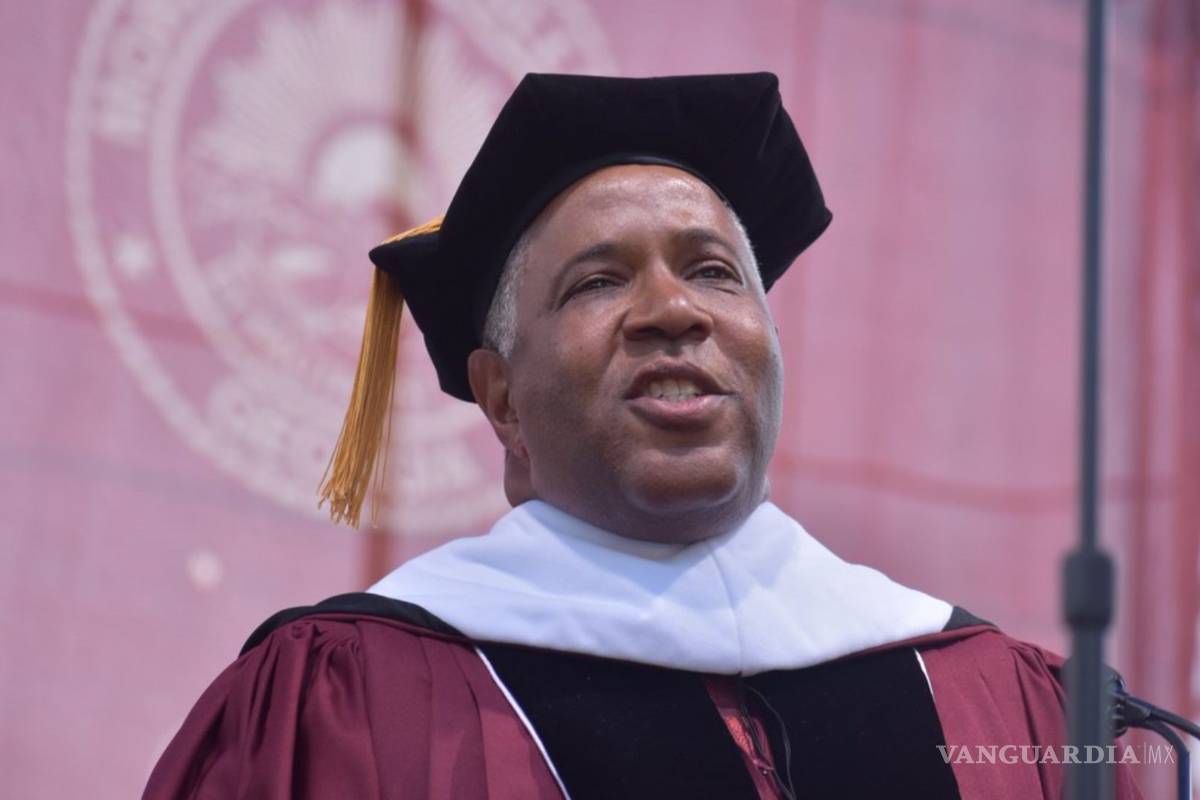 Multimillonario sorprende a graduandos con generoso regalo, pagará su deuda