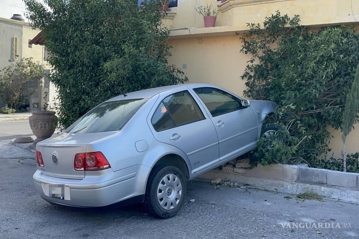 Saltillo: distraída conductora colisiona y proyecta a otro contra una jardinera