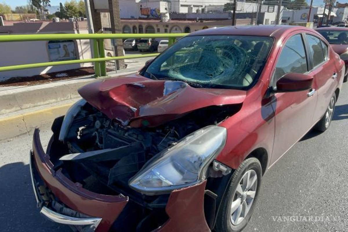 $!El Nissan Versa involucrado presentó severos daños en la parte frontal y en el parabrisas.