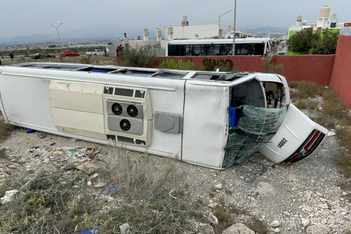 Vuelca transporte de personal en Saltillo y conductor lo abandona