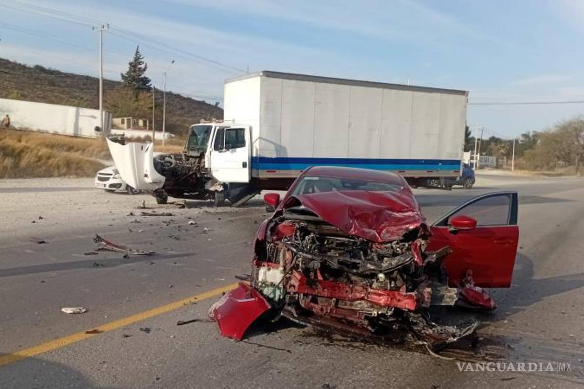 Se estrella contra camión al perder el control de su auto en Arteaga; madre e hijo lesionados