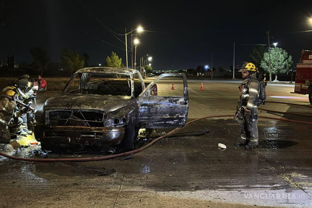 Arde en llamas camioneta tras presunta falla mecánica en Saltillo; conductor logró salir ileso