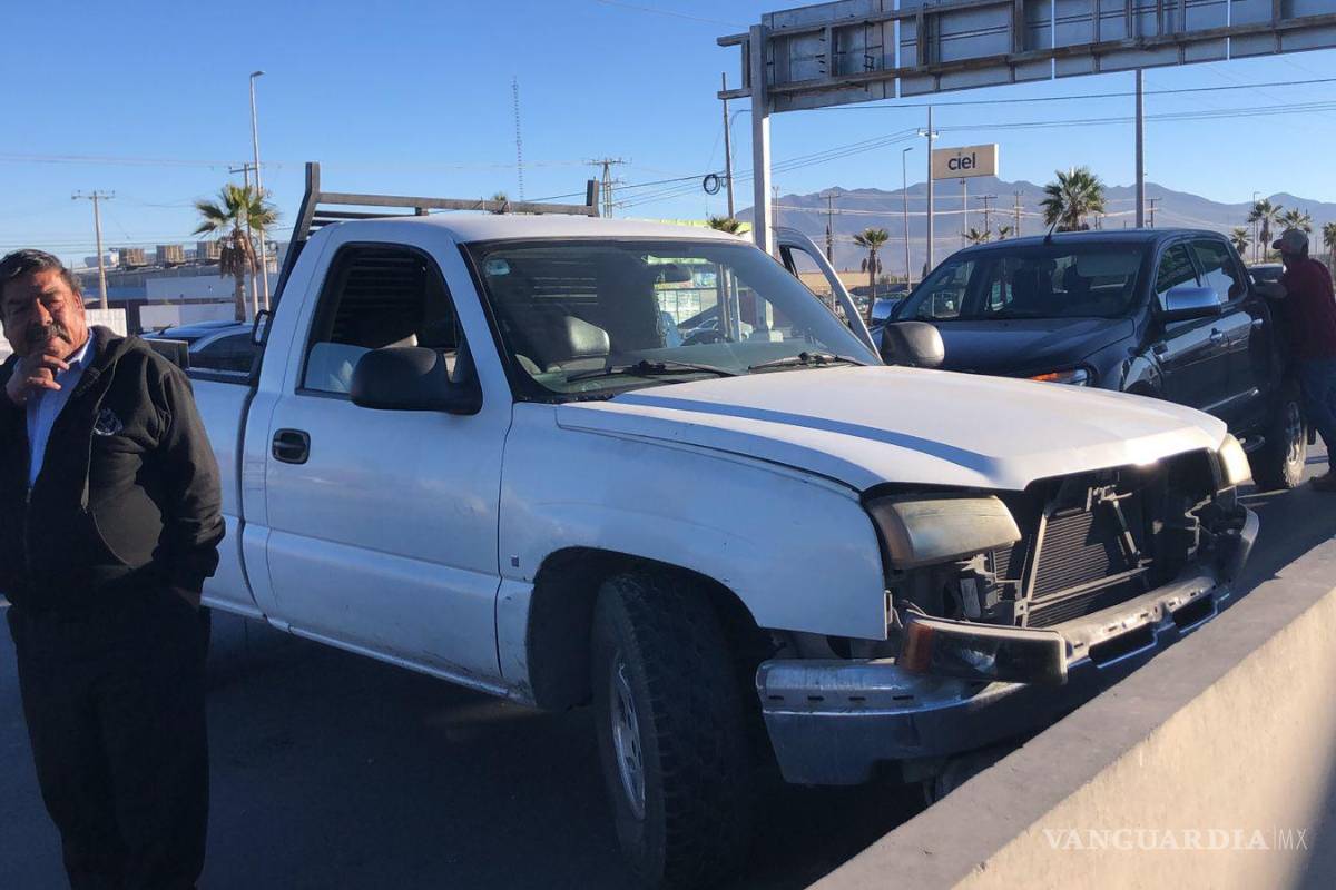 Derrapa y choca con ballenas en el bulevar Fundadores en Saltillo