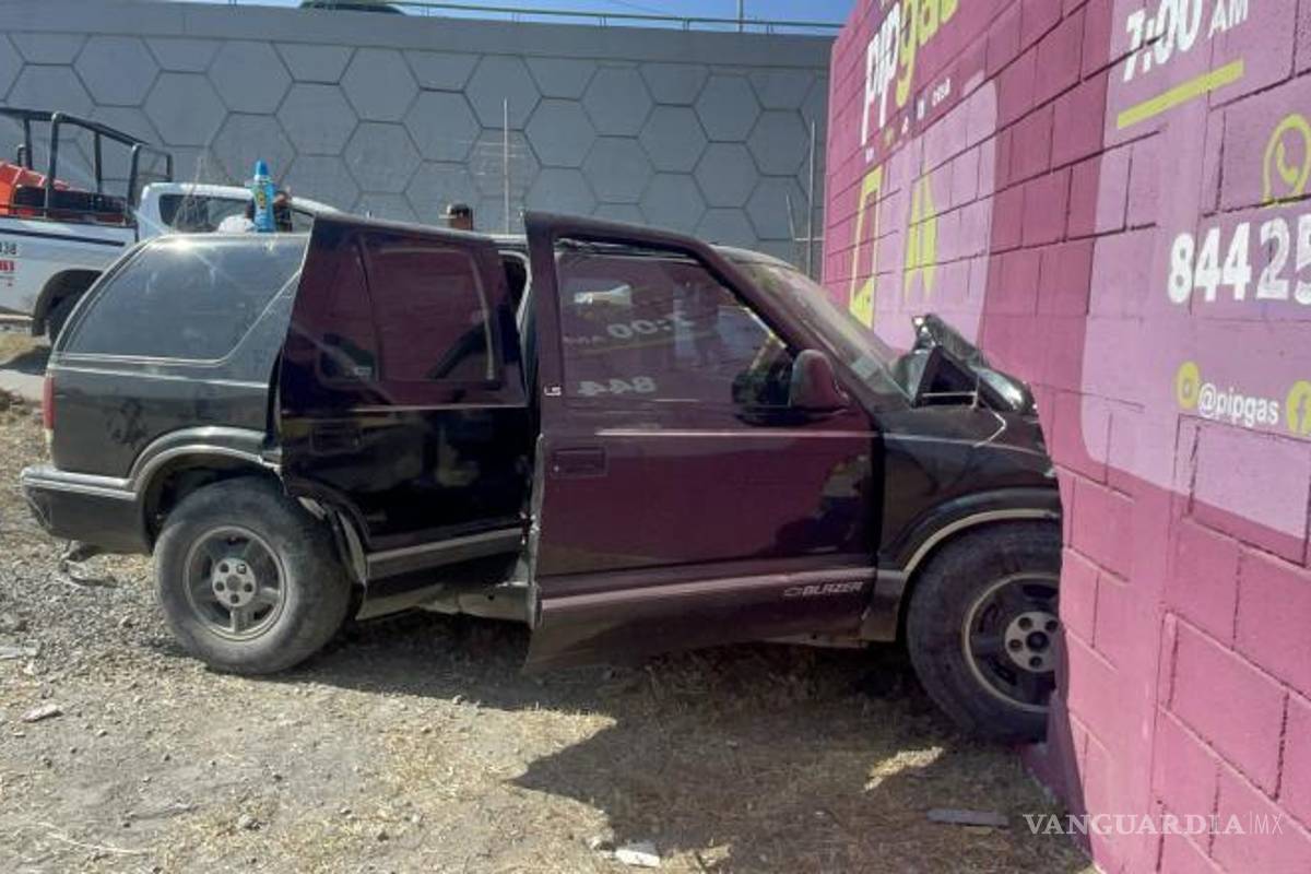 $!Se solicitó la grúa para remolcar la unidad al corralón, mientras se determinan los daños ocasionados y se aplican las multas correspondientes.