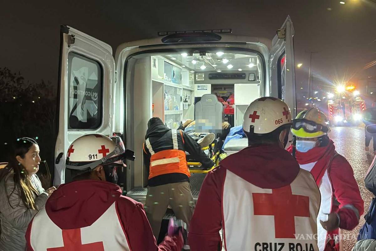 $!El conductor fue trasladado en ambulancia por paramédicos de la Cruz Roja para recibir atención médica tras quedar atrapado en su vehículo.