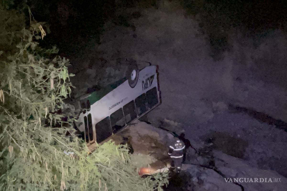 Chofer de transporte de personal termina en el fondo de un arroyo y con fractura expuesta, al sur de Saltillo