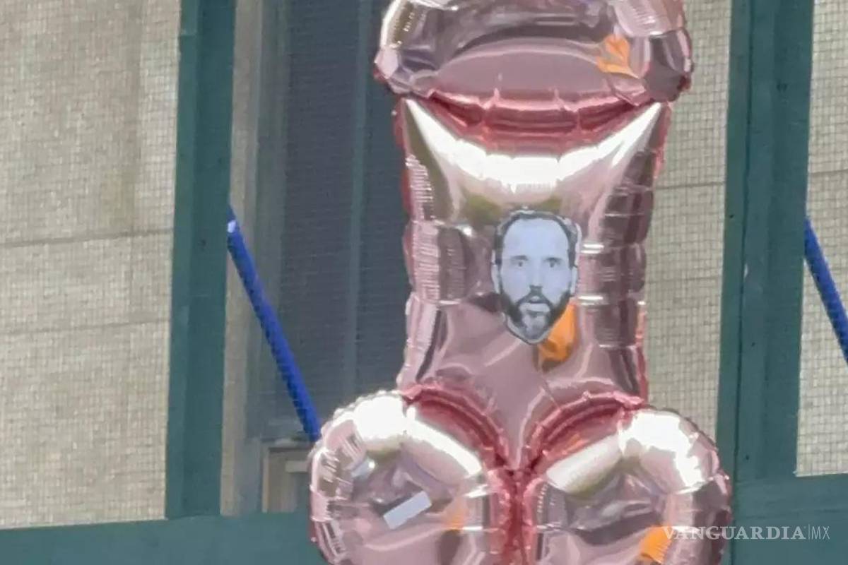Sobrevuelan decenas de globos en forma de pene en la corte en donde se juzga a Donald Trump