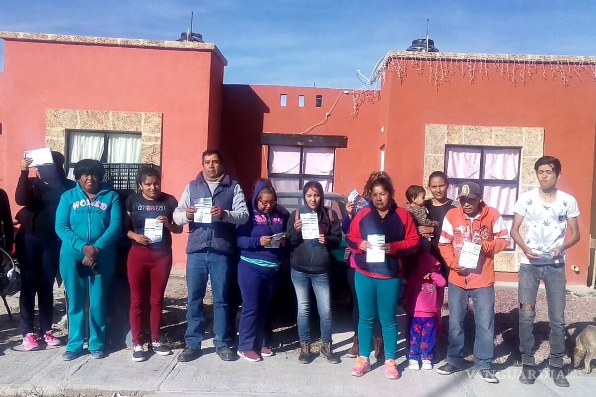 Protestan vecinos de Parras por altos cobros de hasta 5 mil pesos en los recibos de la luz