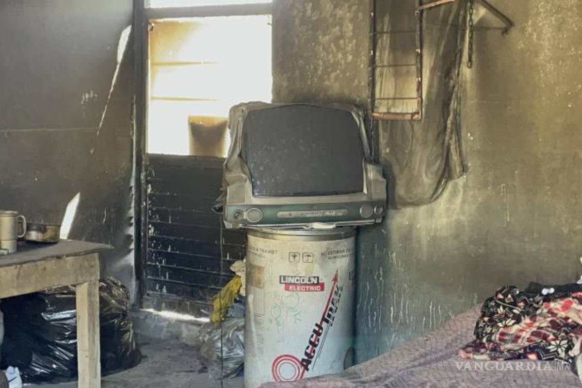 $!El interior del domicilio quedó reducido a cenizas tras el incendio, presuntamente provocado por un corto circuito.