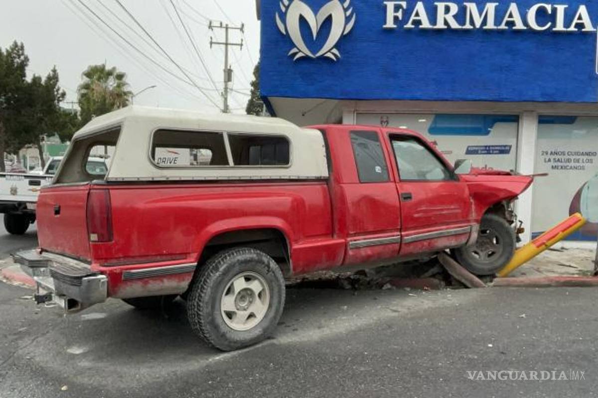$!Elementos de Tránsito Municipal acudieron al cruce de Álamo y Venustiano Carranza para tomar conocimiento del accidente.