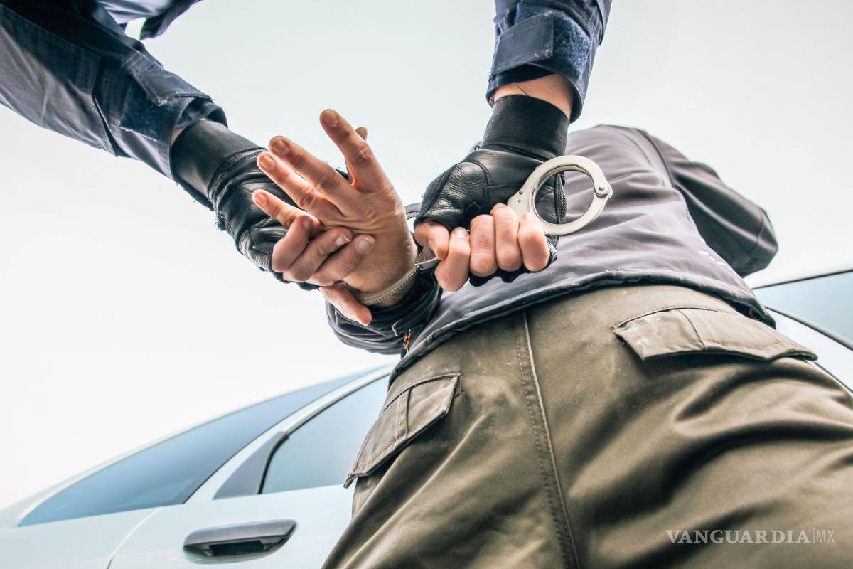 Detienen hombre por presunto delito contra la salud en Torreón; aseguran drogas y más de 4 mil pesos