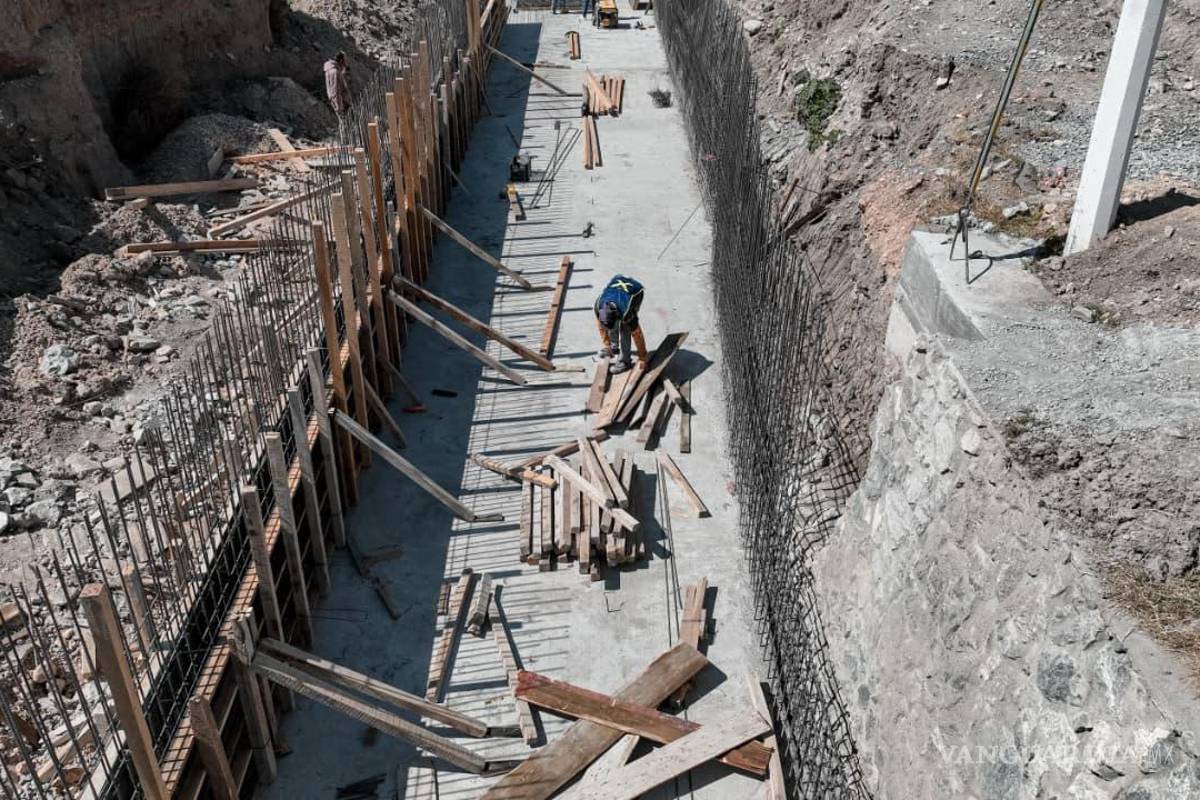 $!Personal de Infraestructura trabaja en la reubicación de tubería y reforzamiento de muros para prevenir inundaciones en el sector Country Club.