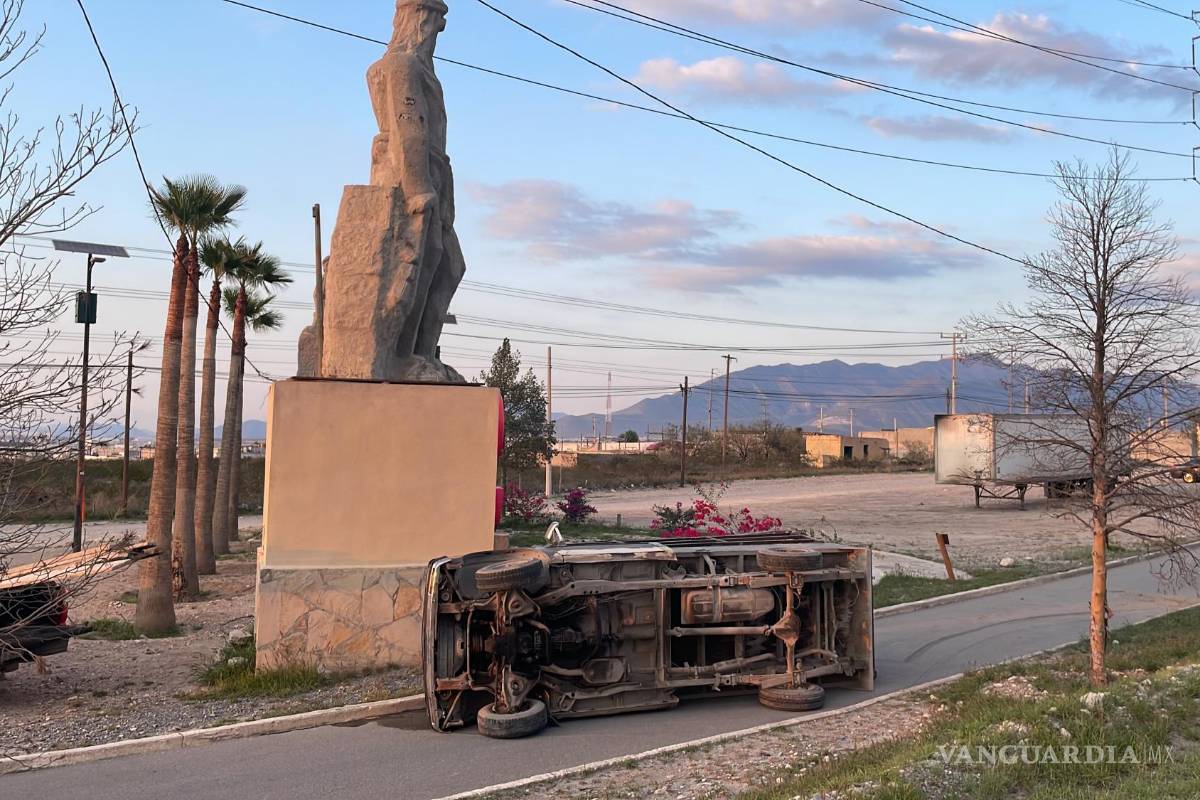 Albañiles correlones vuelcan en la entrada a Saltillo; no hubo lesionados