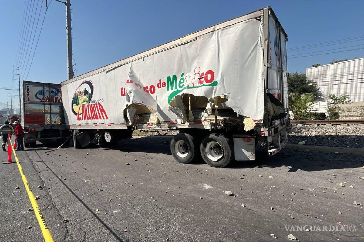 Caja de tráiler mata a dos trabajadores en Nuevo León, intentó ganar el paso al tren