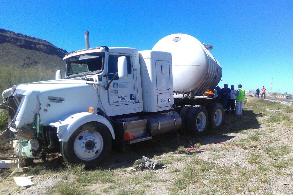 ¡Conductor pierde el control! Pipa sale de la carretera Torreón-Saltillo
