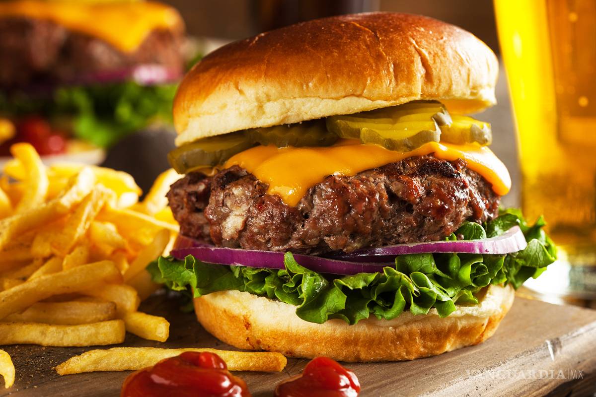 Morena propone prohibir comida "chatarra" en restaurantes de la Ciudad de México