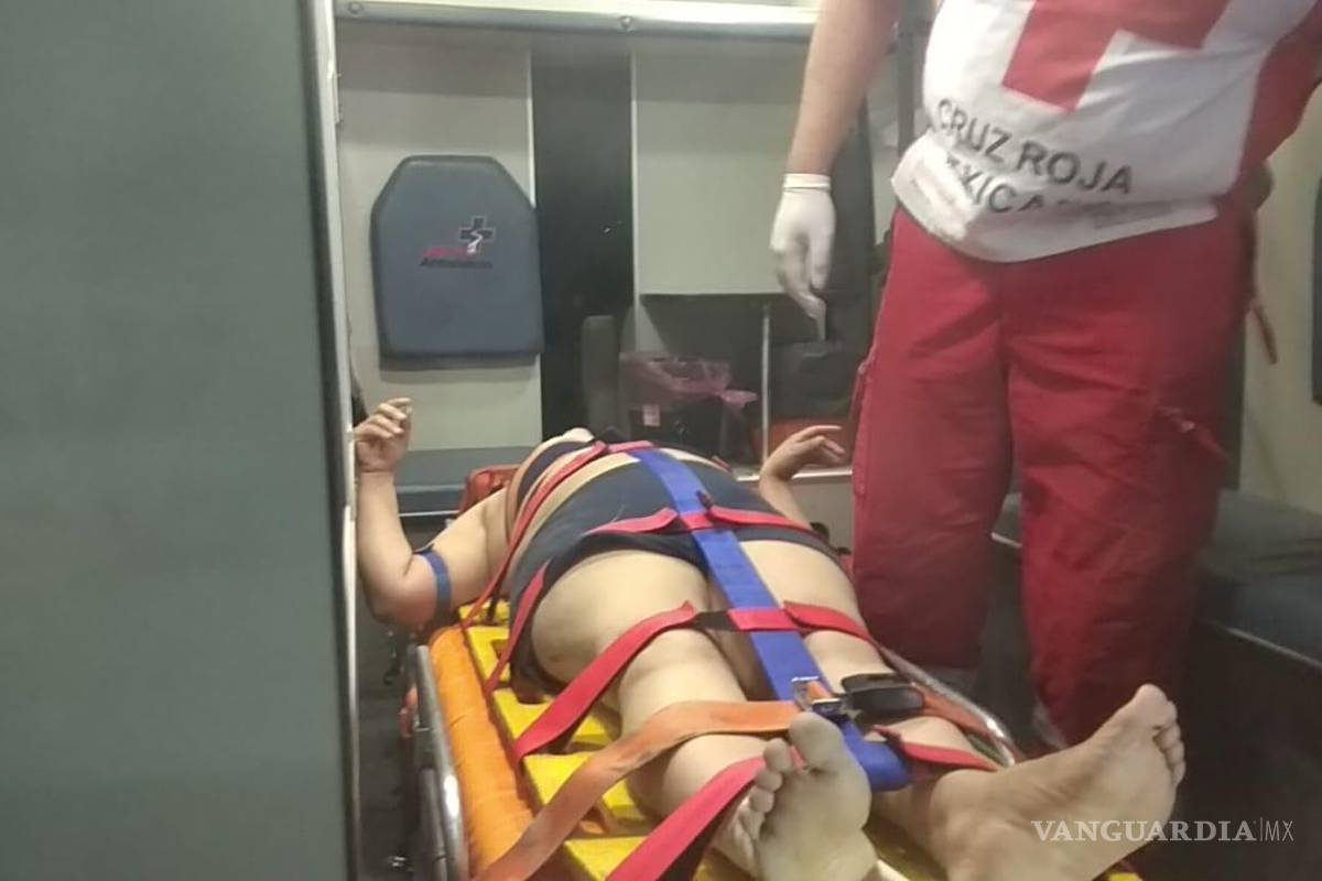 Vuelca en carretera a Torreón; auto le cerró el paso, asegura conductor