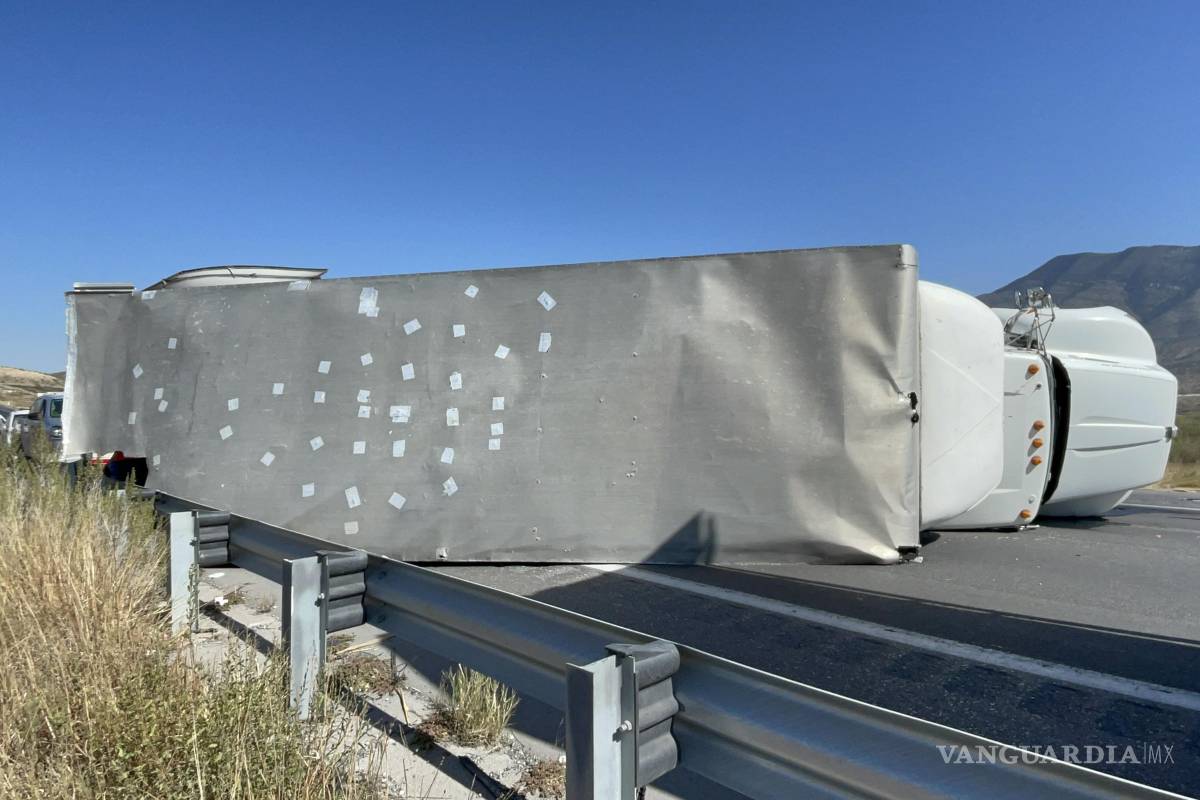 Vuelca tráiler cargado de piezas automotrices en el libramiento Norponiente; tráfico afectado