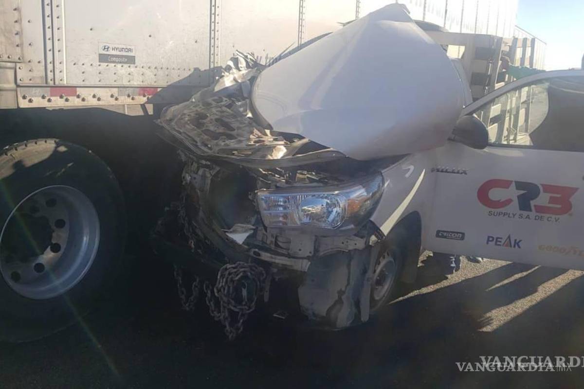 $!Al lugar llegó una unidad de Caminos y Puentes Federales (Capufe), donde paramédicos le brindaron primeros auxilios al hombre.