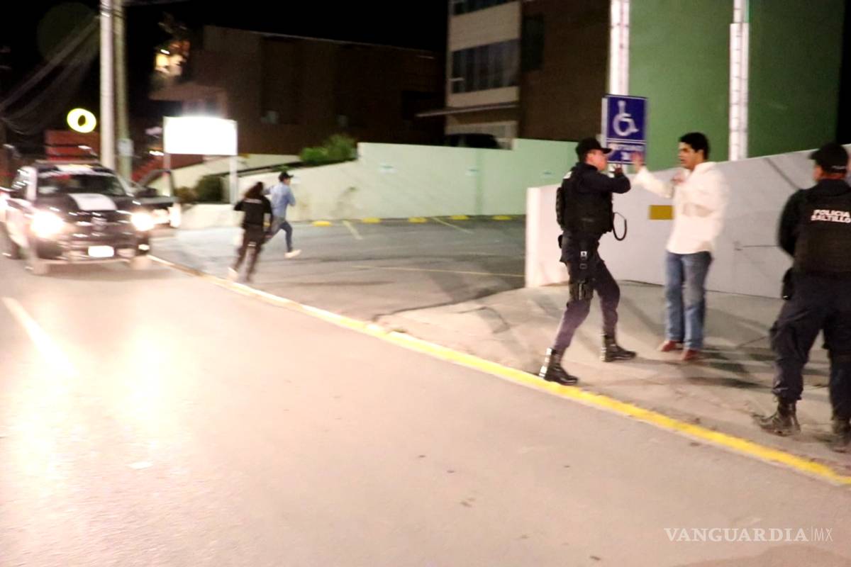 Jóvenes pelean afuera de bar en Saltillo
