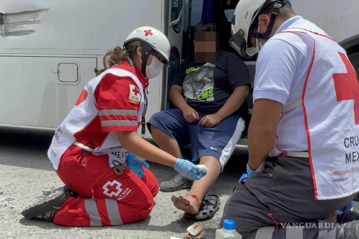 Transporte de personal se atraviesa y derriba a madre e hijo de motocicleta en Saltillo; menor resulta herido