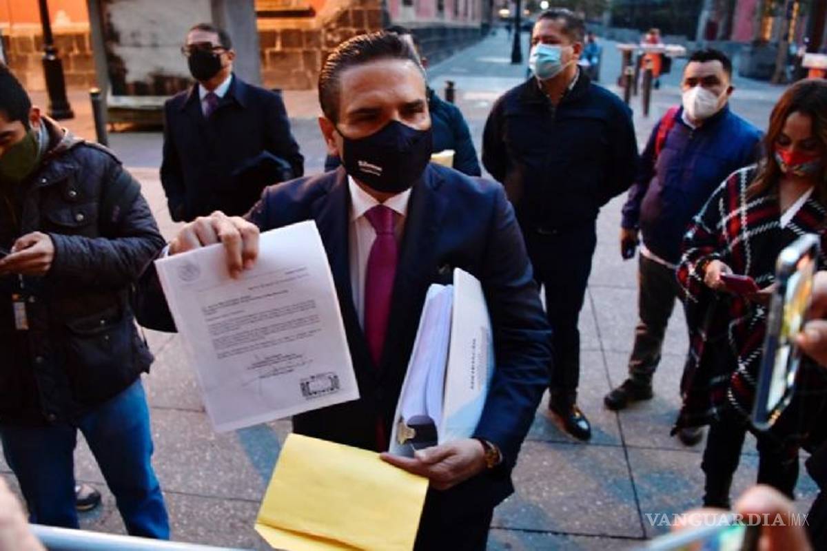 Silvano Aureoles llega a Palacio Nacional con 'pruebas de narcoelección' contra Morena; AMLO no lo recibe (video)