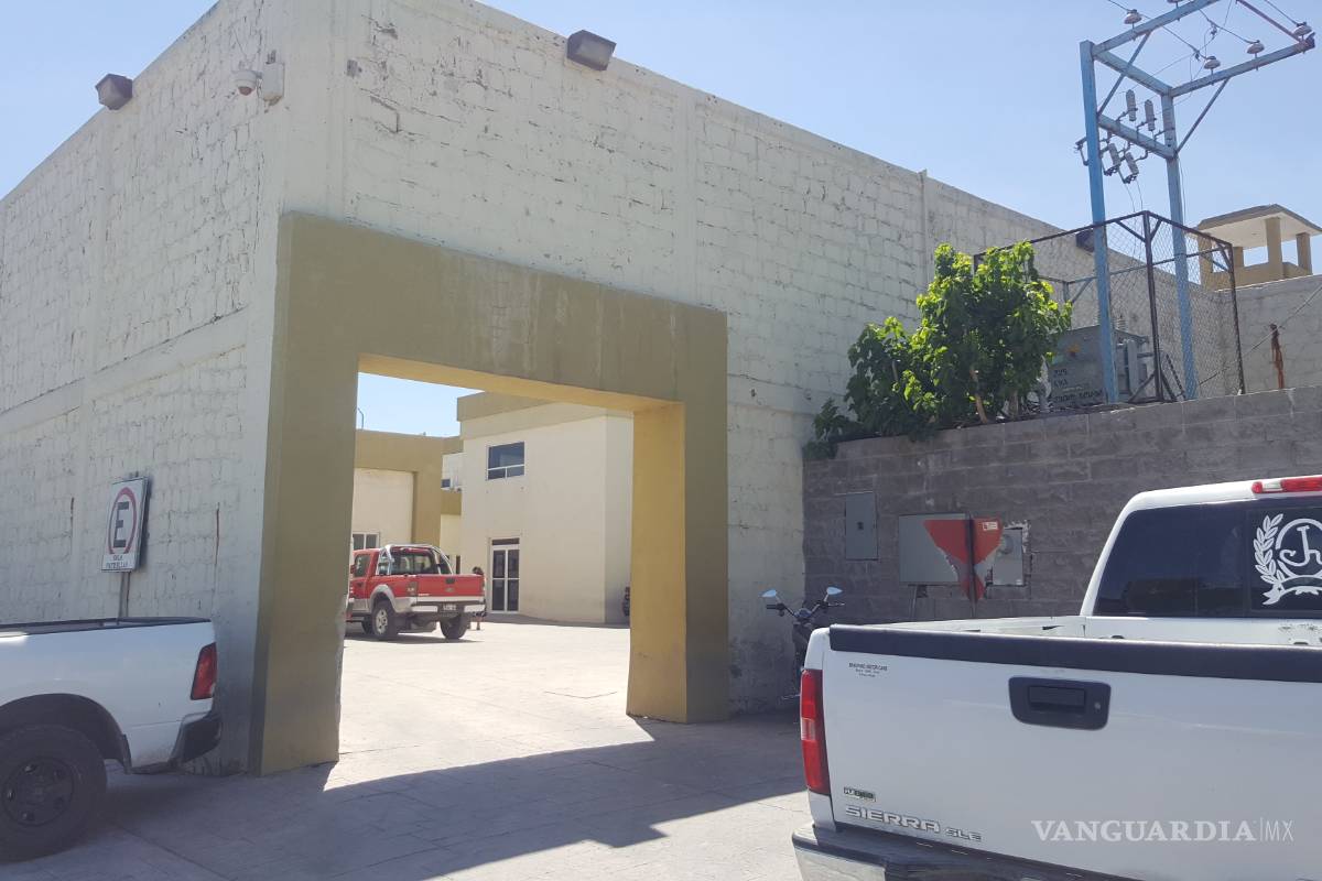 Autoridades de Monclova se comprometen a ayudar a joven que resultó lesionado por el arma de un policía