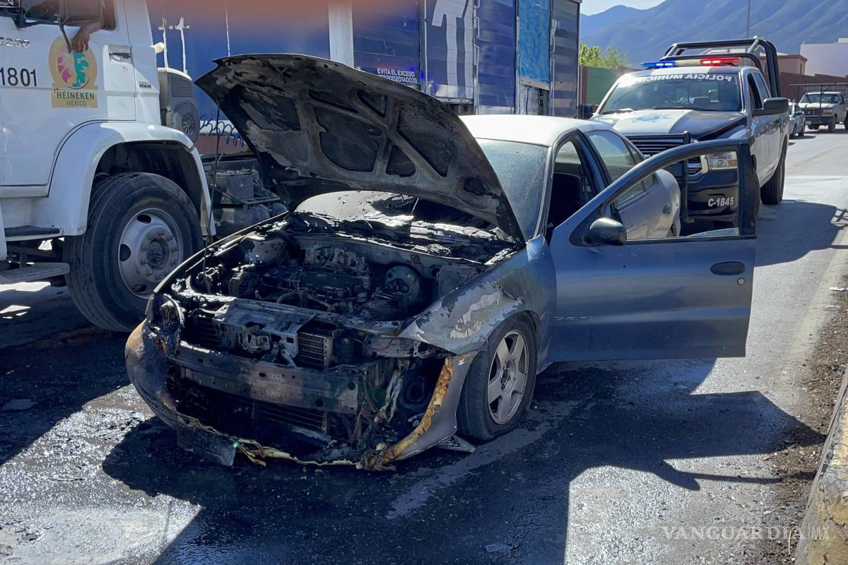 Arde en llamas carro de reparto de tortillas al sur de Saltillo