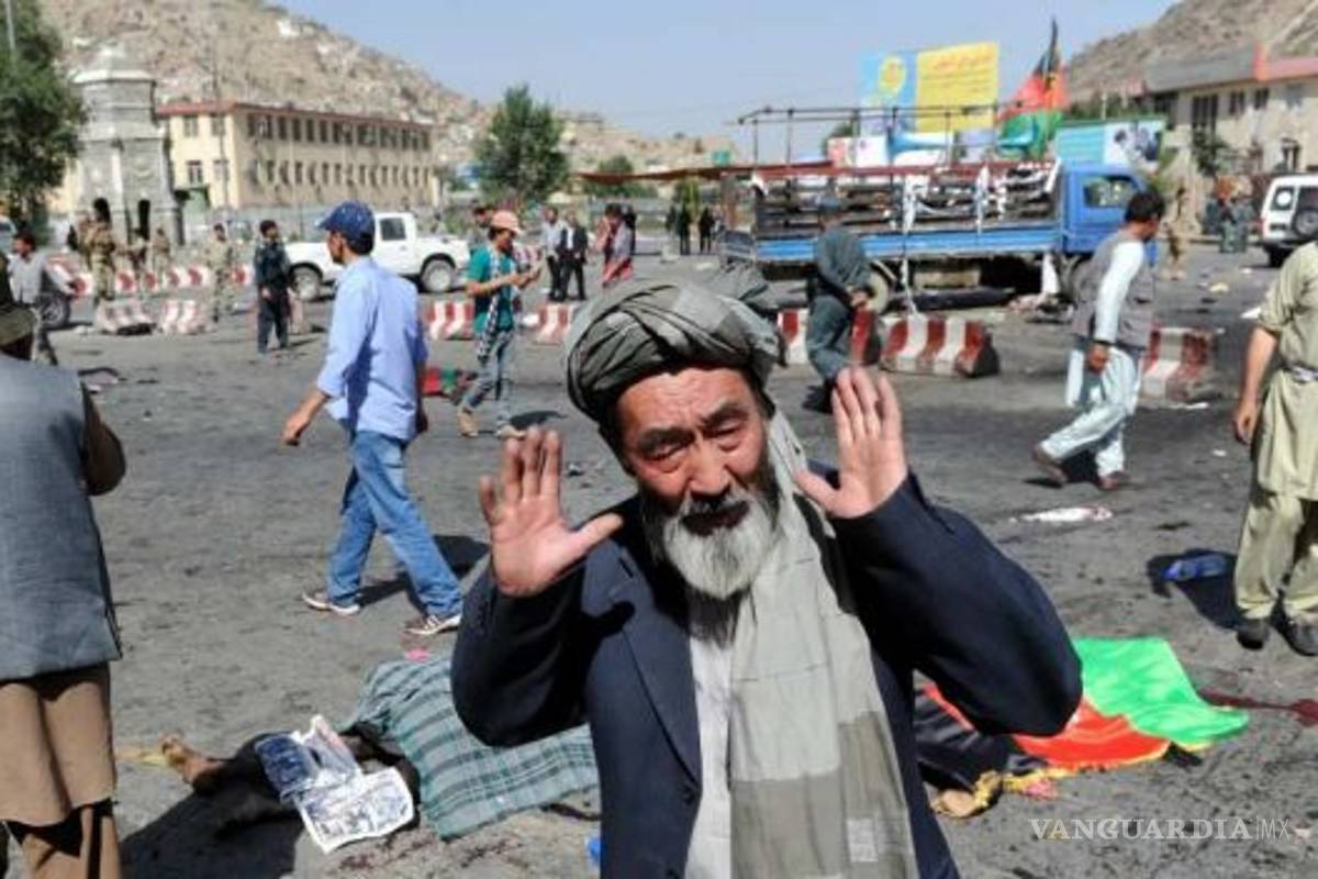 Ataque suicida en manifestación étnica deja decenas de muertos en Kabul