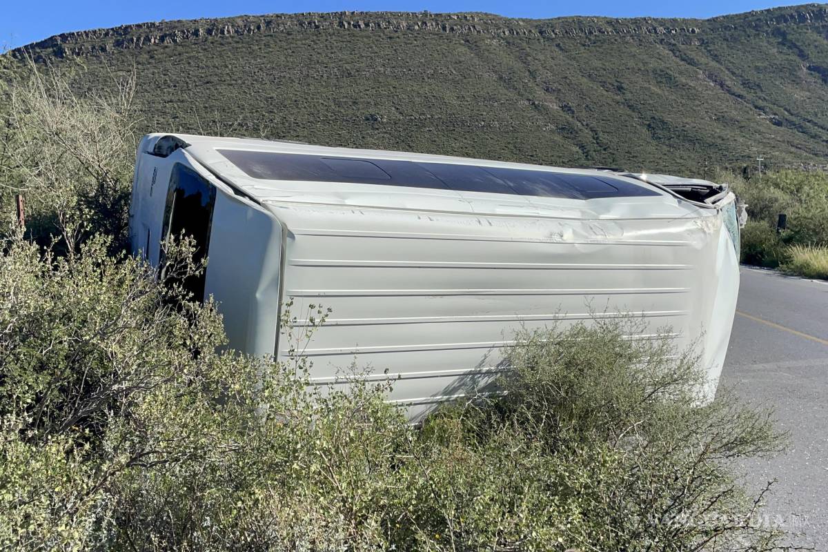 Vuelca transporte de personal al salir de una curva en el antiguo camino a General Cepeda