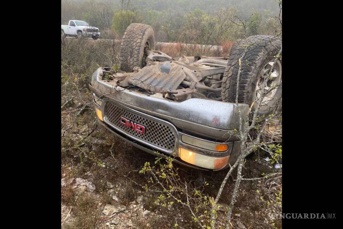 Vuelca familia que se dirigía a cortar leña en la carretera Múzquiz–Boquillas; varios lesionados