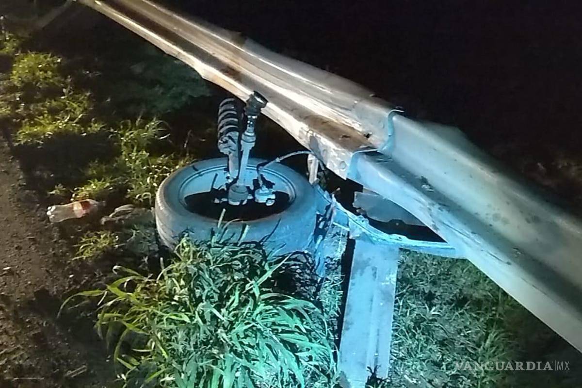 Choca y vuelca sobre autopista Monterrey-Saltillo