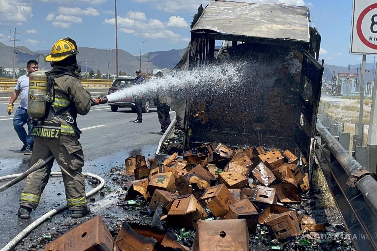 Tras choque, camioneta se incendia en la carretera Monterrey-Saltillo