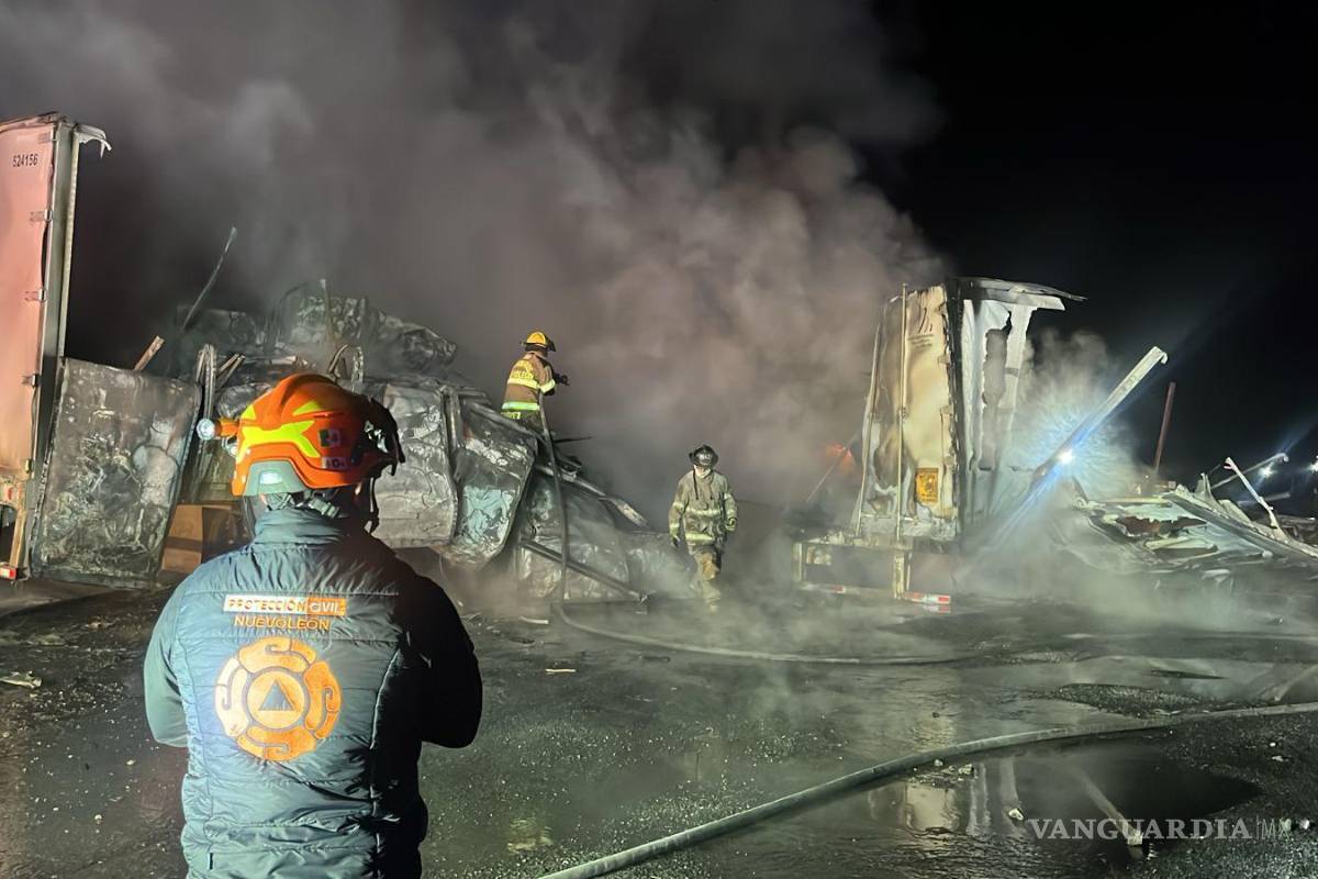 Muere calcinado tras choque e incendio con otro tráiler en la Monterrey-Saltillo