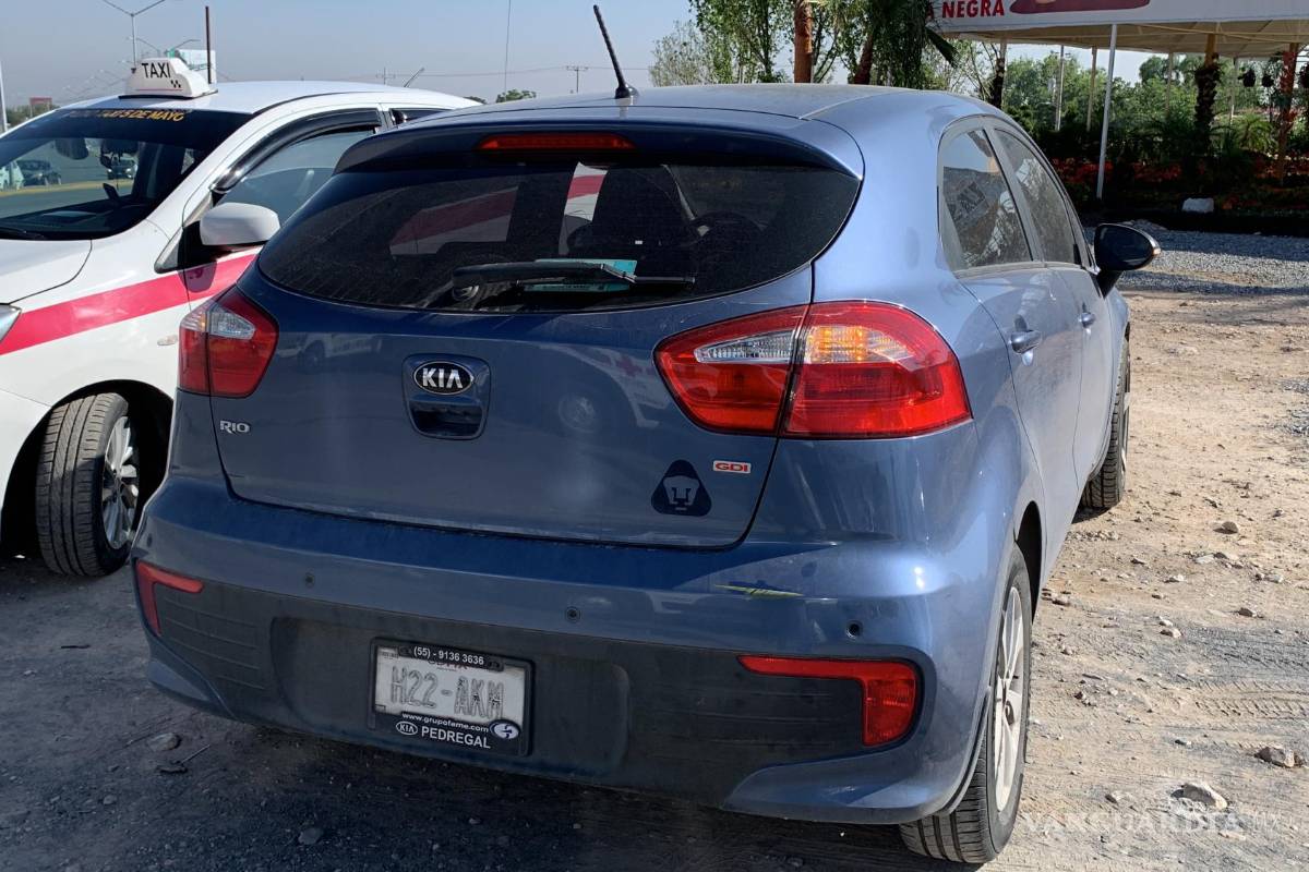 Taxista ocasiona doble accidente, al atropellar a motociclista e intentar huir en Saltillo