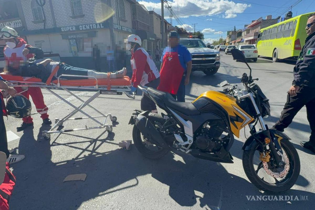 Saltillo: ‘frenón’ brusco provoca derrape de moto y deja lesionada a una mujer en la Bellavista