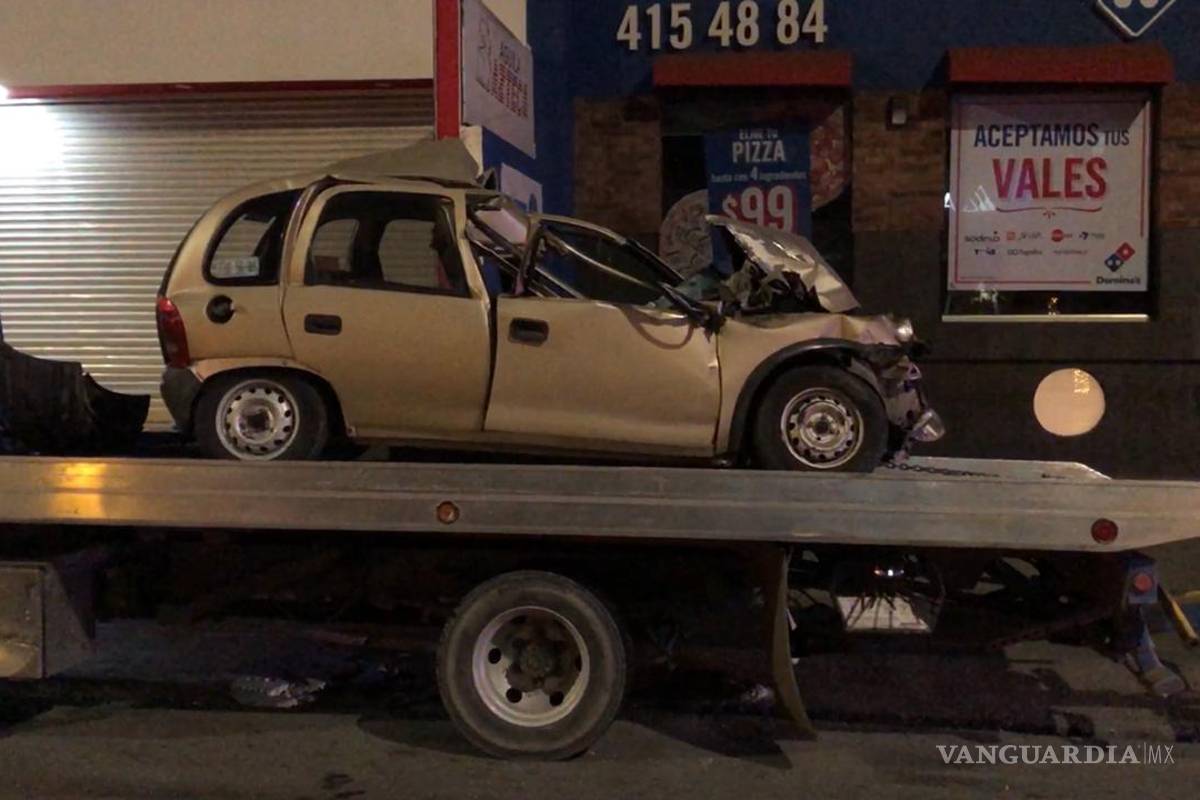 $!Mujer en estado de ebriedad destroza su vehículo al impactar contra pipa