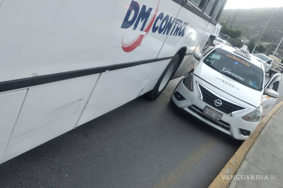 Transporte de personal nuevamente protagoniza accidente en Saltillo; jugaban carreras y chocan