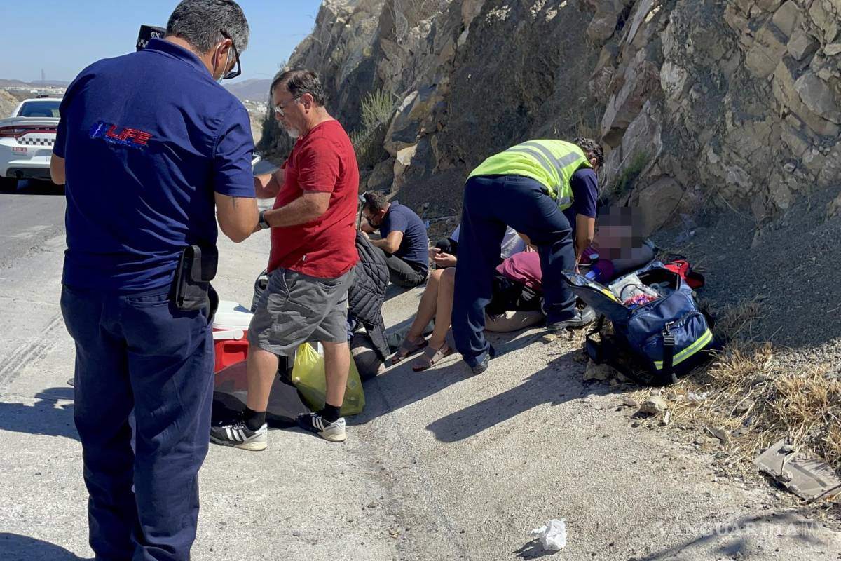 Salen vivos de milagro: familia intenta rebasar a tráiler, chocan, pierden el control y vuelcan en Ramos Arizpe