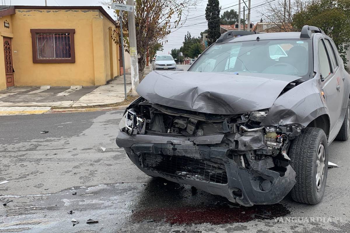 Impacta contra otro auto y provoca volcadura en la Virreyes