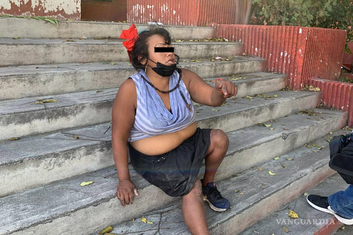 Con una varilla, mujer causa destrozos a instalaciones de Vanguardia, Saltillo (video)