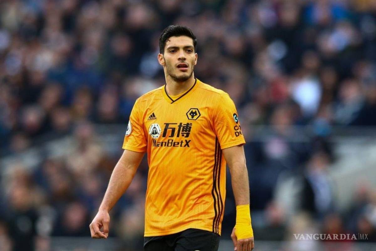 Raúl Jiménez recibe alta médica, pero regresaría al inicio de la siguiente temporada