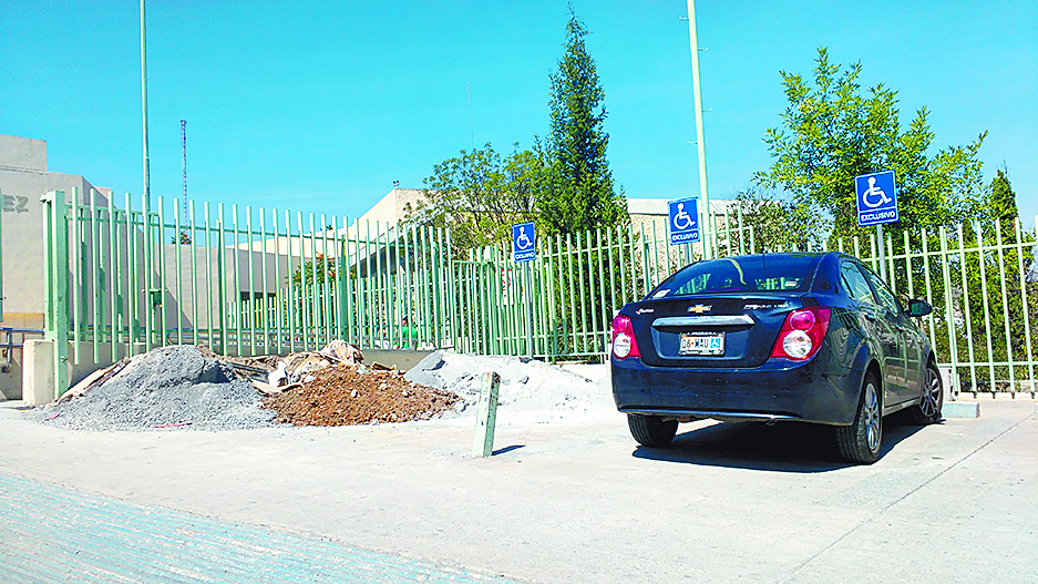 Construcción de Oxxo en IMSS de Saltillo, obstruye rampas para discapacitados