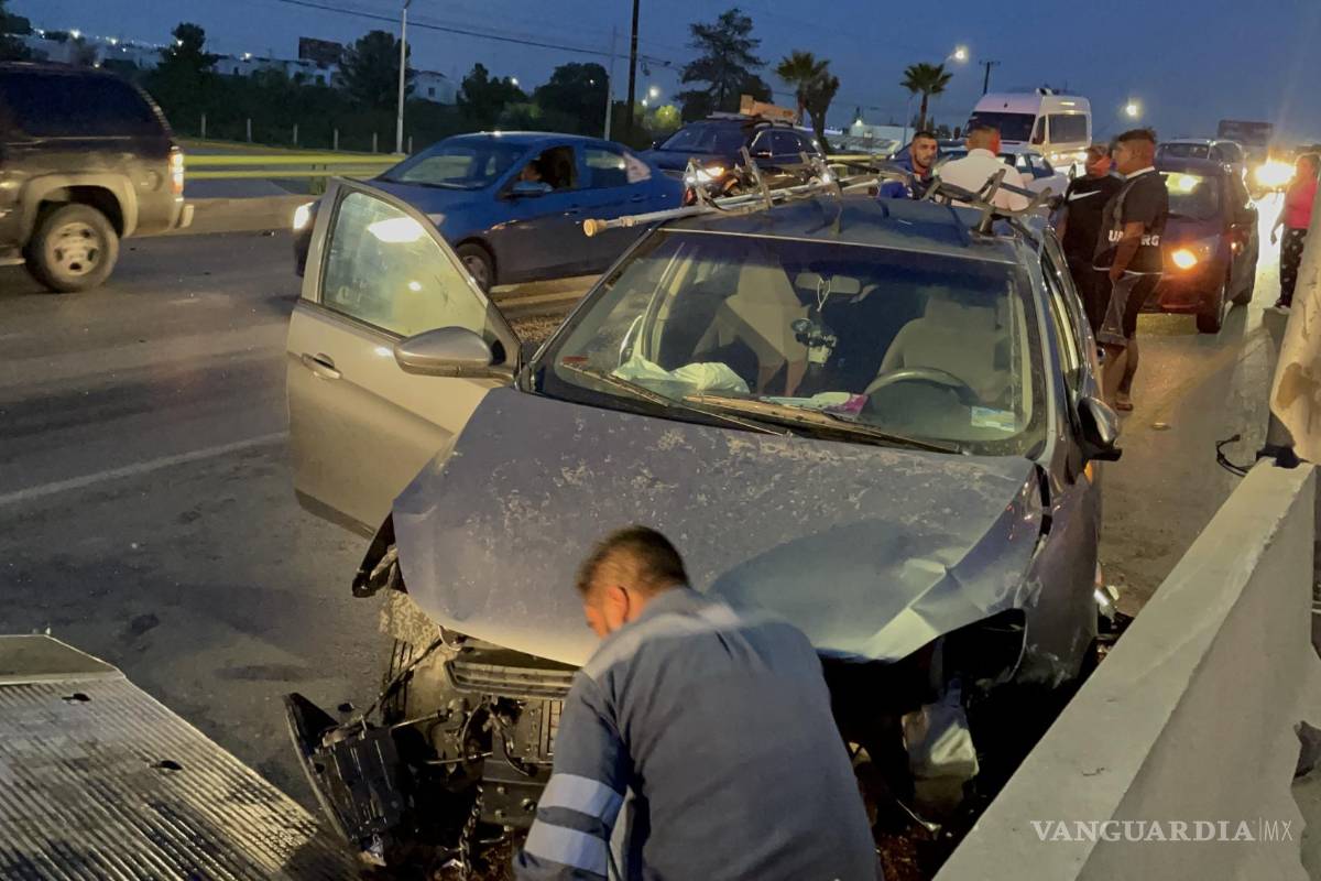 Al dormitar, conductor causa doble accidente en puente: Saltillo